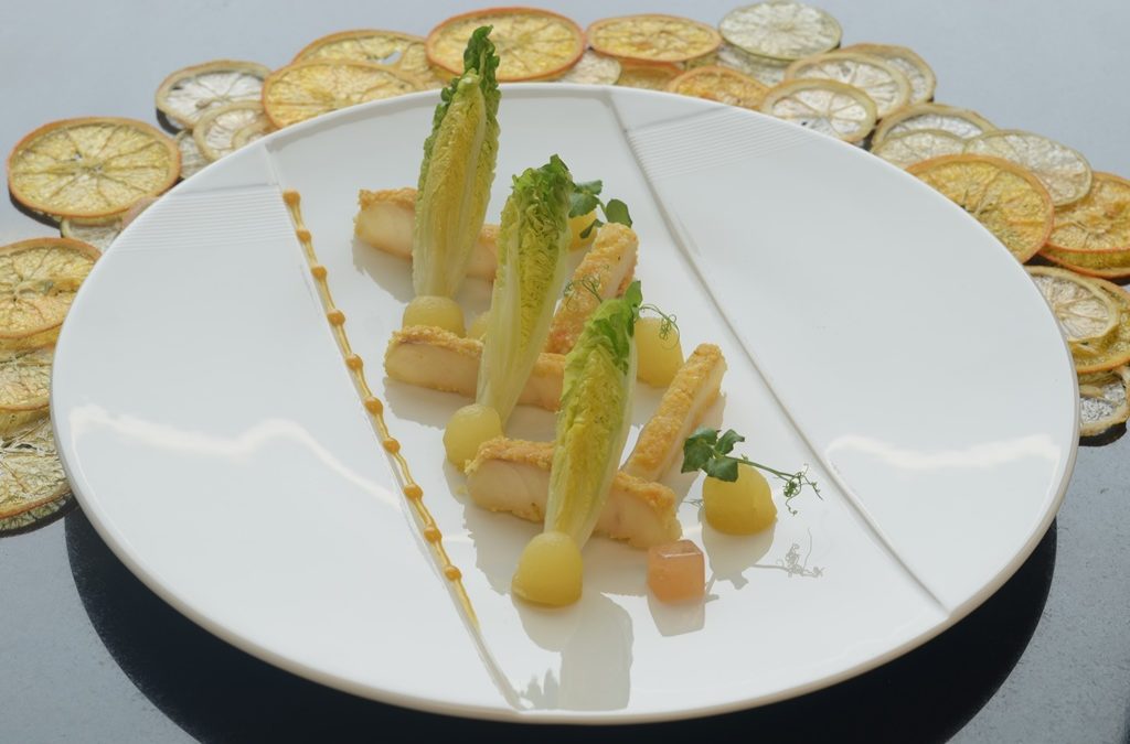Filet de truite en Gravlax d’agrumes, gelée de pomelo poivre Tilfda, condiment orange sanguine, et pomme citron selon Fabien Pairon